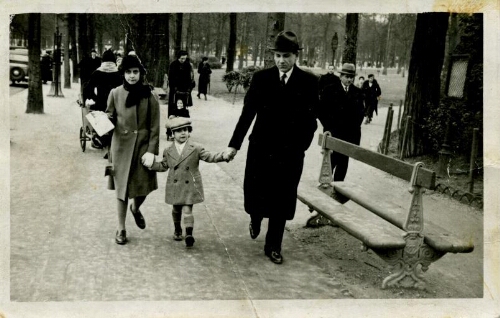 Yvette Azar, Daniel Azar et leur père Isaac Azar au Tuileries